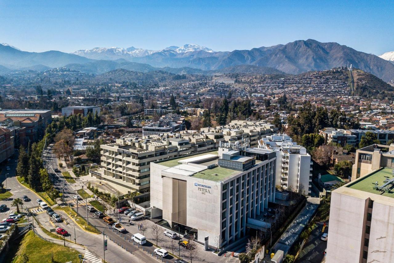 Wyndham Santiago Pettra Hotel Ngoại thất bức ảnh The San Gabriel Mountains are visible from the campus.