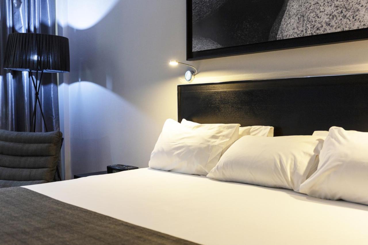 Wyndham Santiago Pettra Hotel Ngoại thất bức ảnh A bed with three pillows