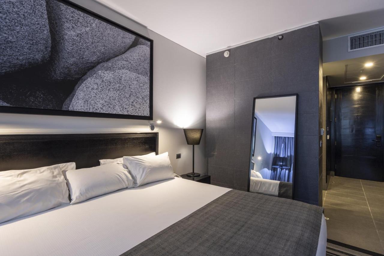 Wyndham Santiago Pettra Hotel Ngoại thất bức ảnh A room at the hotel