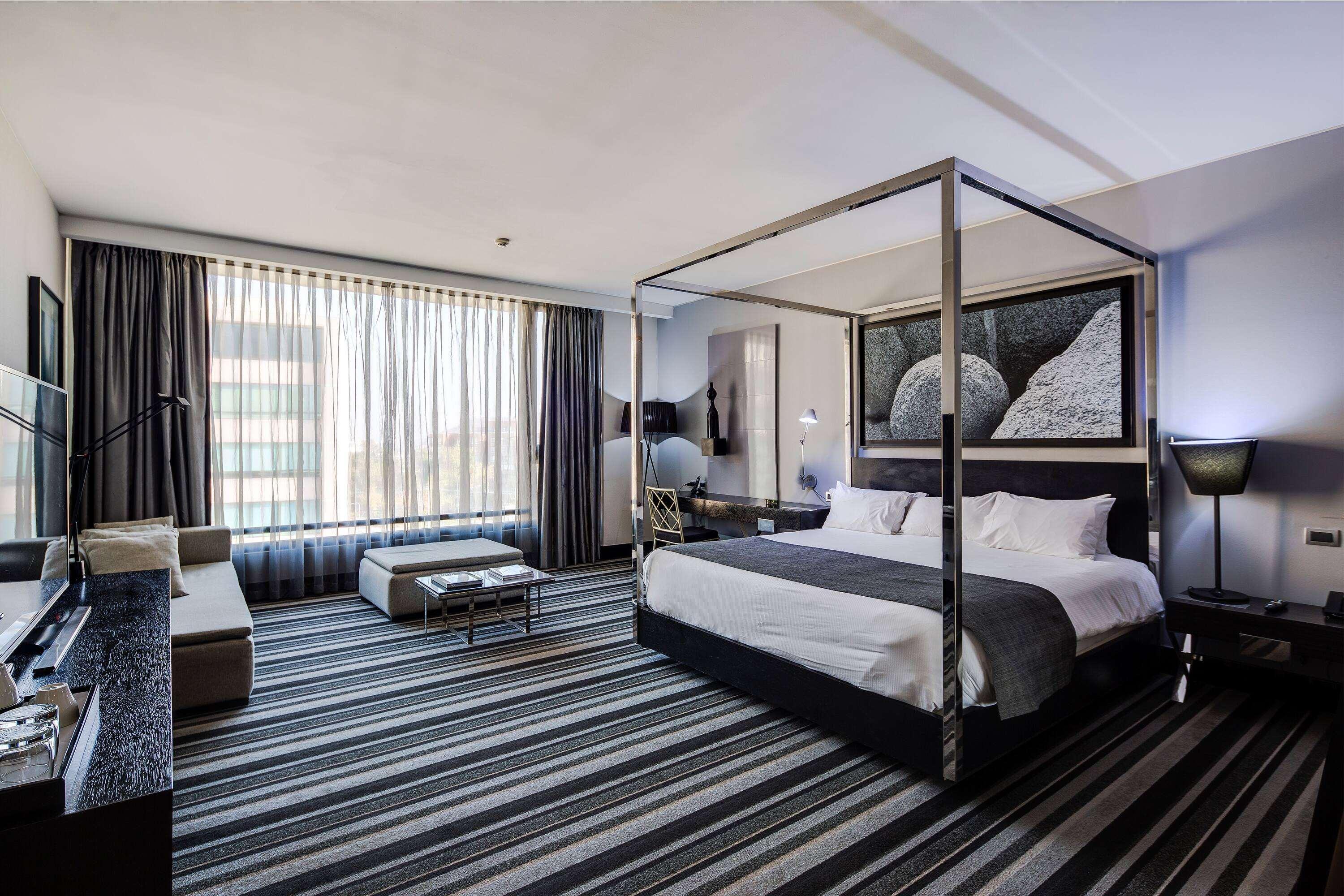 Wyndham Santiago Pettra Hotel Ngoại thất bức ảnh A suite at the hotel