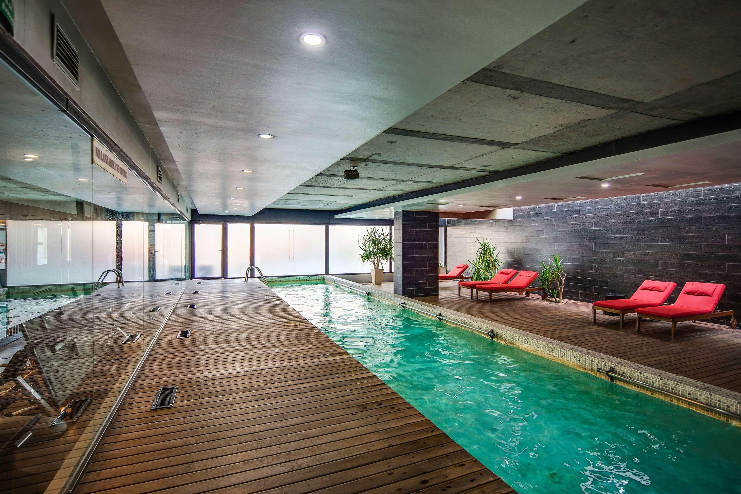Wyndham Santiago Pettra Hotel Ngoại thất bức ảnh The swimming pool at the hotel