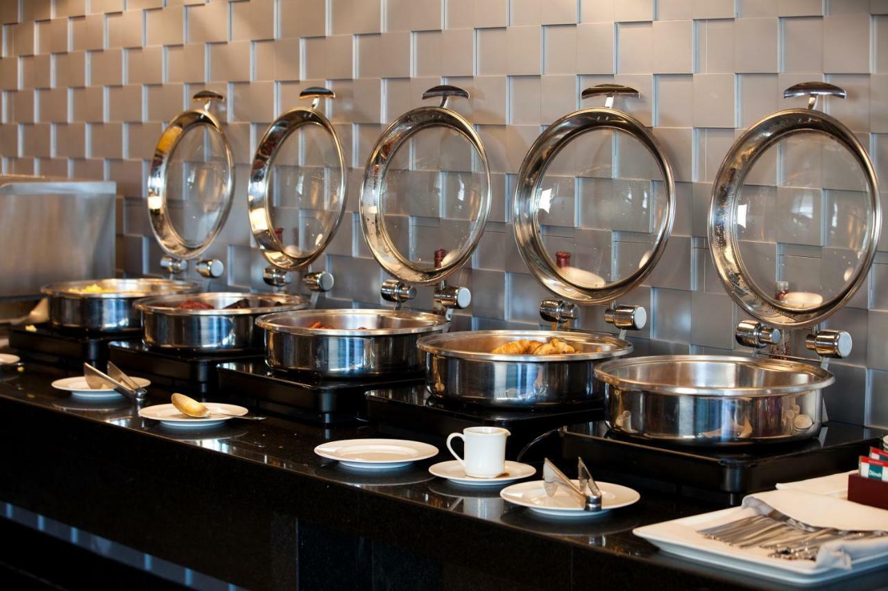Wyndham Santiago Pettra Hotel Ngoại thất bức ảnh A row of chafing dishes