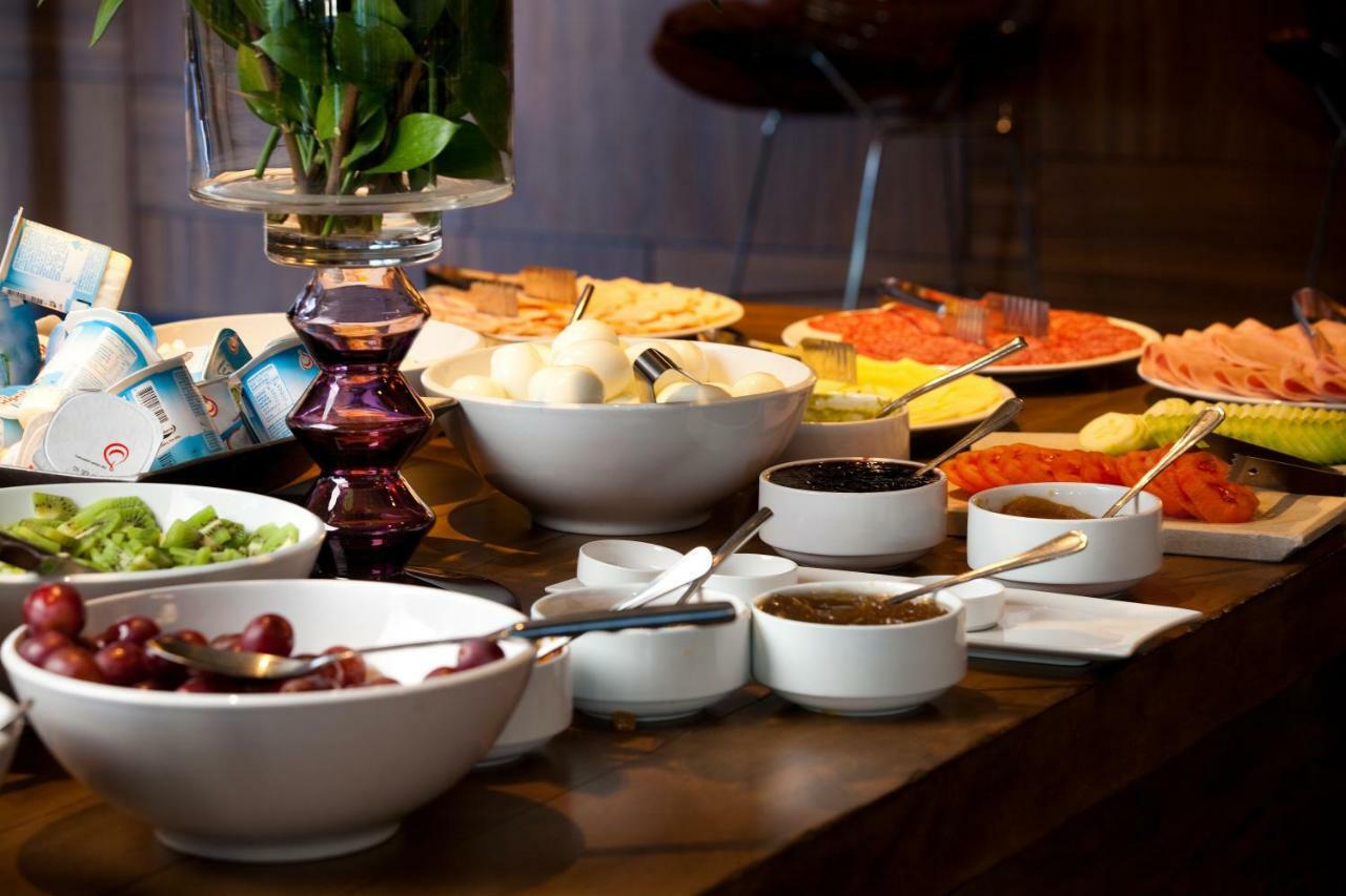 Wyndham Santiago Pettra Hotel Ngoại thất bức ảnh A buffet